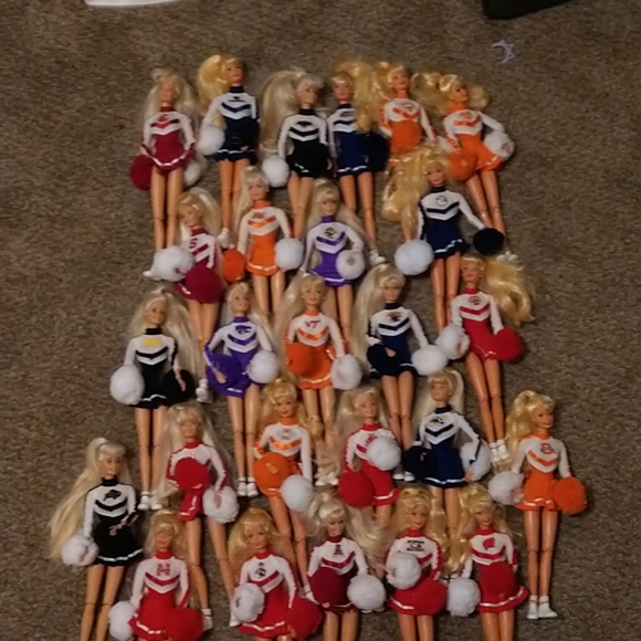 26 College cheerleading Barbies - Picture 6 of 15